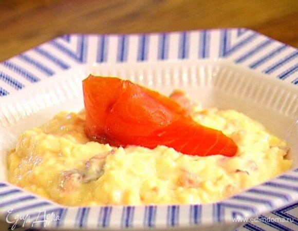 Разложить взбитые яйца в креманки, украсить оставшейся семгой, посыпать укропом. 