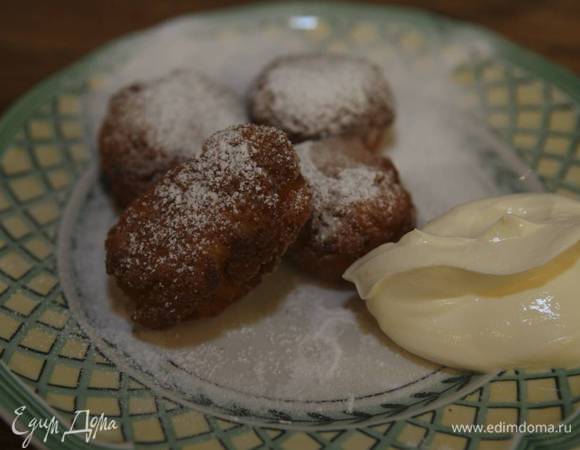 В небольшой кастрюле разогреть масло для фритюра и обжаривать в нем бомбочки по 3–5 минут, а затем выкладывать на бумажное полотенце, чтобы убрать излишки жира. Подавать со сметаной.