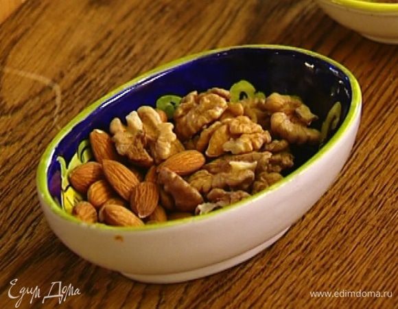 Приготовить ореховую смесь: льняное семя растереть в ступке, добавить корицу, миндаль, грецкие орехи, семечки и все вместе растолочь. 