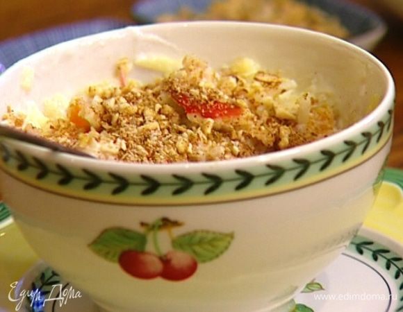 Посыпать мюсли мускатным орехом и 1 ст. ложкой ореховой смеси.
