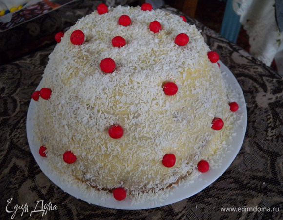 Посыпать кокосовой стружкой. 