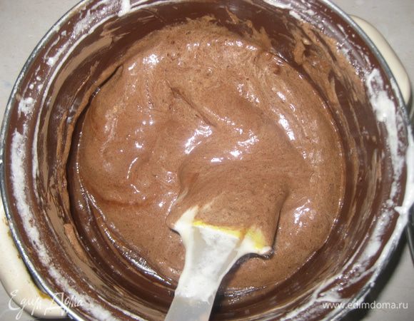 Тесто делим на  2 половины,к одной части добавляем какао.