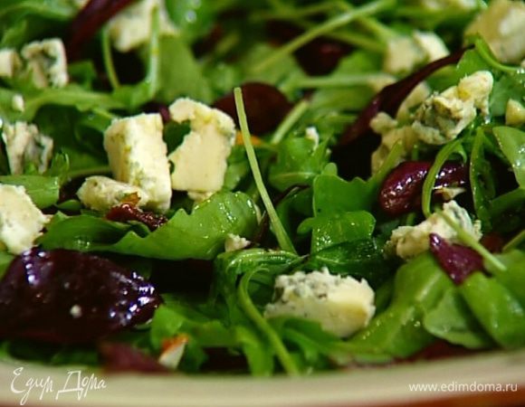 Оставшийся сыр добавить в заправку, растереть все вместе и полить салат.