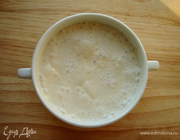 Для опары смешать дрожжи с 1 ст. л. сахара, развести теплым молоком и оставить в теплом месте на 10 минут.