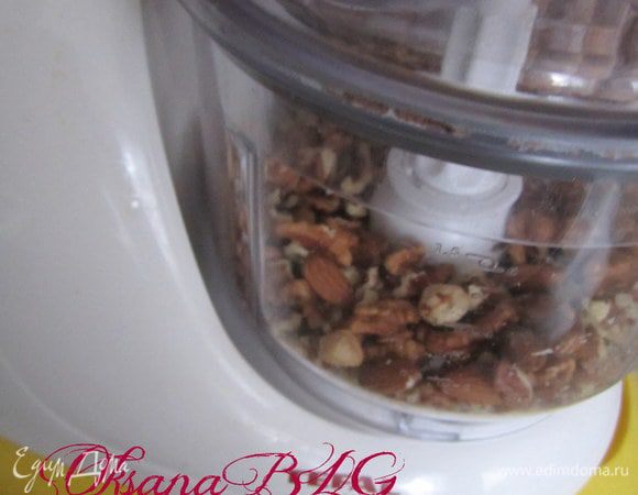 Для бисквита орехи измельчить в среднюю крошку.