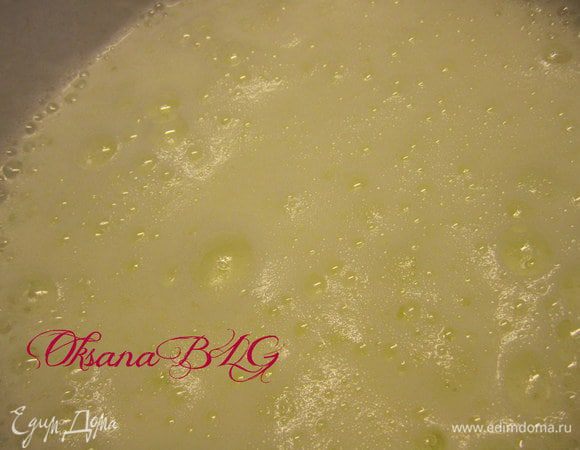 Белки взбить в пену.