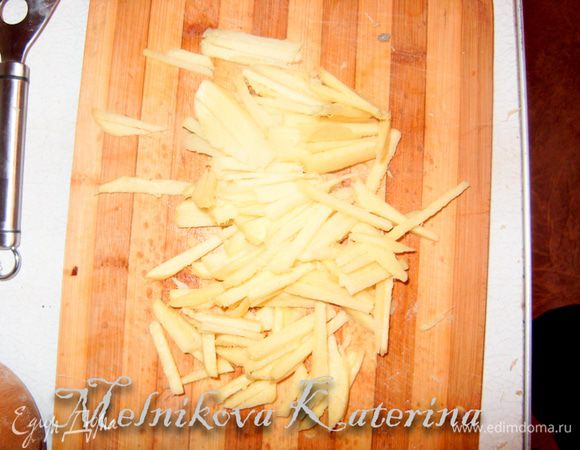 Нарезать пластинками или соломкой (мне нравится больше соломкой)