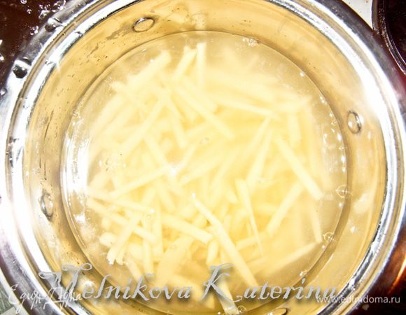 Положить в кастрюлю, залить водой, чтобы покрывала имбирь и варить на медленном огне около 1 часа.