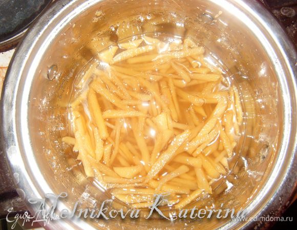 Слить воду. Добавить сахар и 6 ст.л. воды. Довести до кипения, пока сахар не карамелизуется. 