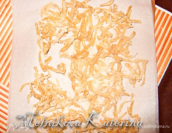 Выложить на пекарскую бумагу, дать подсохнуть. 