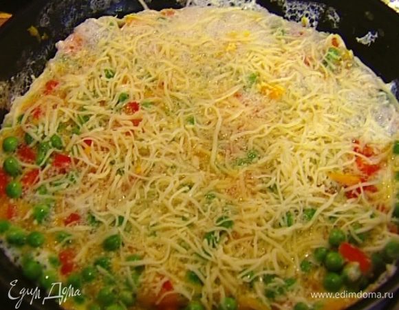 Как только омлет схватится с краев, накрыть сковороду крышкой и прогревать еще 2–3 минуты.