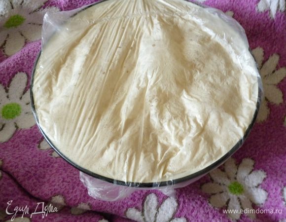 Сначала приготовим опару. Муку просеять. Минеральную воду слегка подогреть, растворить в воде сахар, дрожжи, добавить 2 стакана муки и хорошо перемешать. Накрыть пленкой и укутать емкость полотенцем. Оставить для брожения на 1,5 часа.