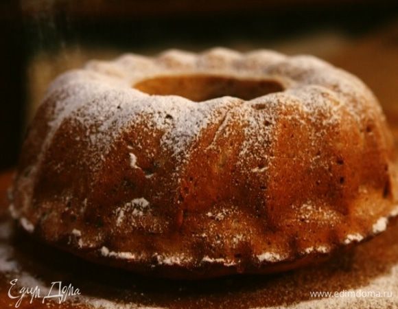 Пирог достать из духовки и дать ему постоять. Минут через 10, когда он немного остынет, вынуть из формы и посыпать сахарной пудрой. 