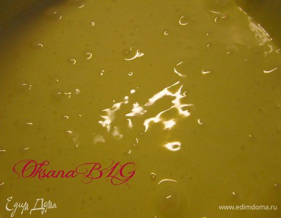 Желтки взбить с оставшимся сахаром до белой пышной пены.