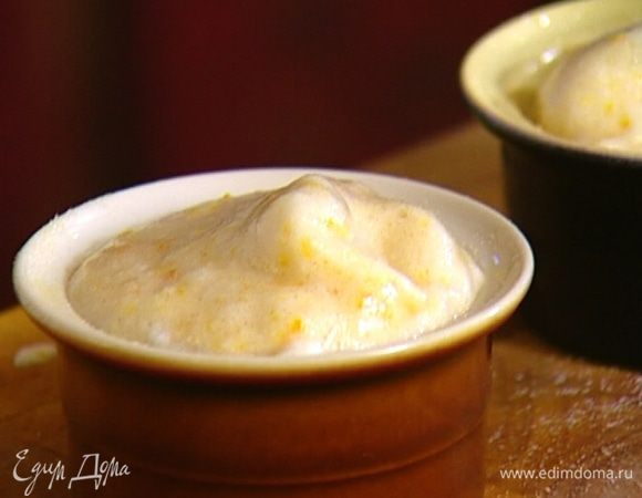 Выложить суфле в охлажденные формочки и выпекать в разогретой духовке 5–7 минут. 