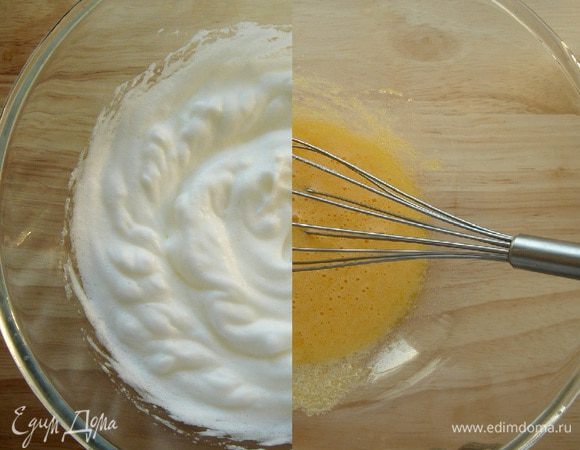Яйца разделить на белки и желтки. Желтки взбить с оставшимся сахаром, белки взбить в крепкую пену со щепоткой соли.