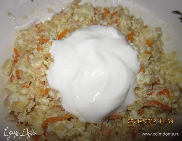 Потушить капусту с луком и морковью.