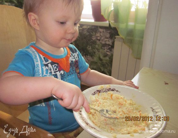 Перемешать капусту и омлет и на 3-4 мин в СВЧ!!! На готовый омлет выложить сметану,а потом и перемешать!! На  фото доказательство того, что уплетал сынок за обе щеки!!!