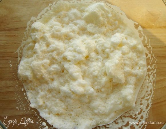 Желтки смешать с опарой, растительным маслом, солью и аккуратно ввести белки.