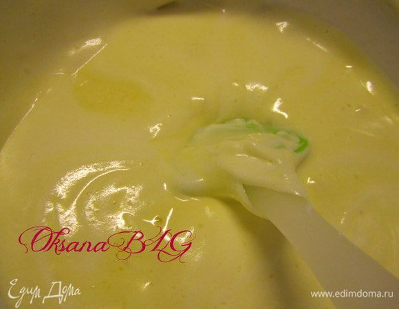 В желтки добавить треть взбитых белков, аккуратно перемешать.