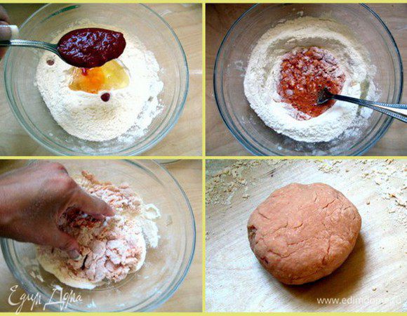Замесить тесто. Для этого вымыть руки, насыпать на деревянную рабочую поверхность муку горкой. Сделать углубление в центре горки и вбить туда яйца (здесь полагается снова помыть руки)  и добавить концентрат. Начинать замешивать вилкой, сначала хорошо перемешав яйца с томатом, а затем понемного подмешивая муку. Когда все ингредиенты соединятся, начать замешивать пальцами и постепенно перейти на всю ладонь. При необходимости добавить муки. Тесто не должно прилепать к рукам, но должно оставаться эластичным.Готовое тесто положить отдыхать минут 15 под стеклянную миску или завернуть в целофан.(на фотографиях другой возможный способ замешивания теста - в миске.Этот способ очень удобен для тех, кто не имеет ещё достаточного опыта работы с тестом.Советую всегда начинать с него).