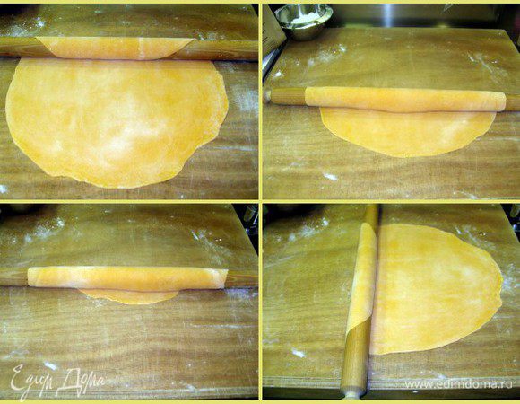 Готовое тесто раскатать. Раскатывать нужно долго и тщательно, пока слой теста не станет толщиной в 2 мм. При необходимости нужно тесто присыпать мукой. Движения скалки, которая длиной не менее 70 см, от центра вверх и сразу же от центра вниз. Пласт теста нужно постоянно поворачивать по часовой стрелки и снова повторять движения скалкой вверх и вниз. Когда пласт уже достаточно большой и при условии, что паста не липнет к скалке, можно перейти к другому движению: пласт теста наматыватся на скалку. Ладони оказывают давление на тесто и расходятся в стороны, а скалка двигается в вашем направлении. Когда весь пласт накручен на скалку, не раскручивая его, скалку нужно положить вертикально, затем пласт можно раскрутить и снова начать накручивать на скалку, перемещая её на себя. Повторить столько раз, сколько понадобится, чтобы пласт теста стал тонким.Дать тесту подсохнуть минимум 15 минут на ровной поверхности, лучше на полотне.