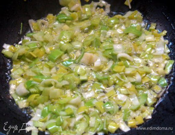 Приготовить соус. Обжарить на оливковом масле на слабом огне мелко порезанный лук-порей около 5 минут.