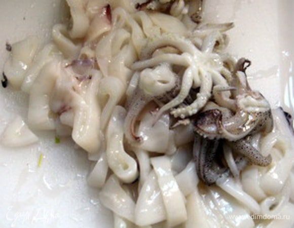 Почистить и нарезать кальмары.