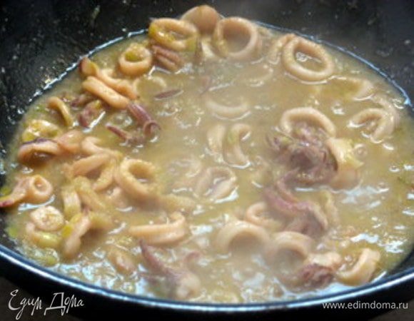 Через 20 минут порей должен "растаять" и превратиться в крем. В результате должен получится кремообразный соус.Добавить в готовый соус кусочек сливочного масла.