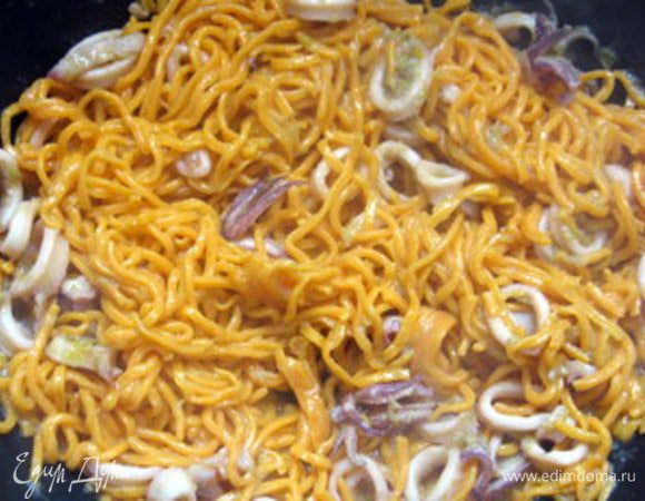 Спагетти алла китарра отварить. Обычно они варятся быстро, минут за 5, но это зависит от сорта муки, из которой они были сделаны, а также оттого, сколько времени они пролежали до варки. Слить спагетти и смешать с соусом.