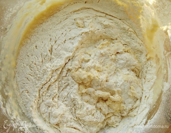 Небольшими порциями добавить просеянную муку.