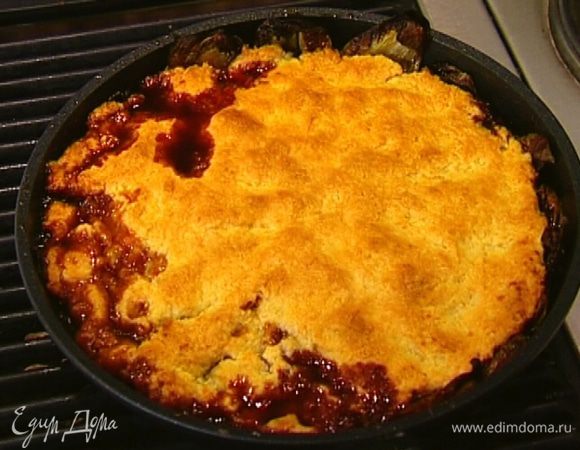 Готовый пирог перевернуть на блюдо. 