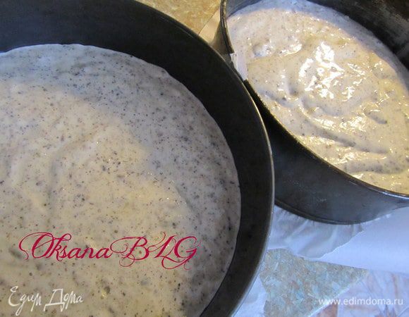 Тесто вылить в формы.