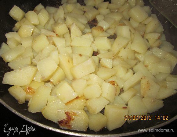 Пока варилась фасоль,обжарили картофель.Отдельно морковь с луком обжарили,добавив в конце помидор,мелко нарезанный.