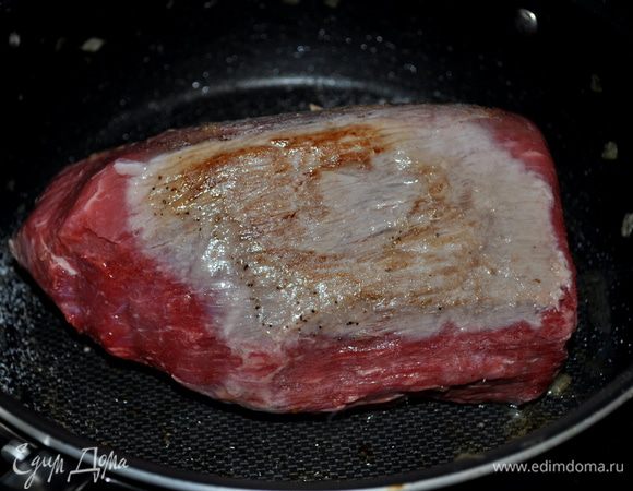 Разогреть сковороду.Обжарить мясо со всех сторон, по 1-2мин.на сторону,предварительно посолив и поперчив.Отложить в сторону.