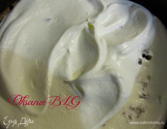 Перемазать коржи кремом.