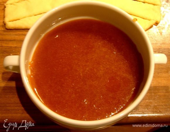 Для начинки очистить и нарезать на кусочки яблоки. В сковороде растопить сливочное масло, добавить яблоки, потушить. Затем добавить сахар, корицу и, по желанию, кленовый сироп. Прогреть на медленном огне минут 10. Начинку измельчить в блендере. Добавить крупно размолотые орехи. В оригинальной начинке яблок нет, есть кукурузный и кленовый сироп. Но так тоже очень вкусно!