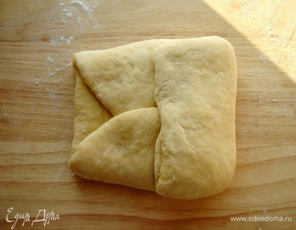 Правый край завернуть до середины.