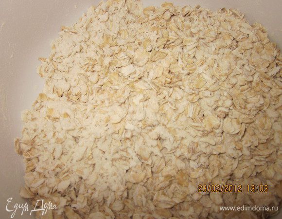 Овсяные хлопья и манку замочить в крепком чае горячем.Отдельно.На полчаса.Вот мои хлопья.