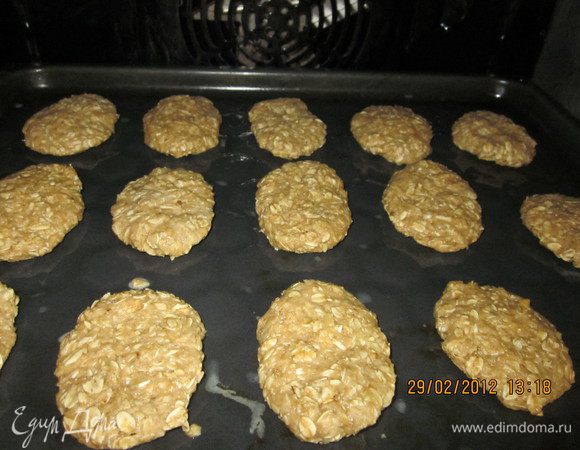 Перемешать муку с разрыхлителем,сахаром.Добавить хлопья и манку.Раст.масло.Замесить тесто.Мокрыми руками формировать печеньки.И в разогретую до 180 градусов духовочку на 25 мин.