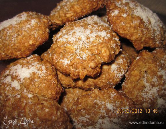 Я была приятно удивлена,какие они вкусные получаются (овсянка то всем не нравится)))!!!! Посыпать сахарной пудрой!