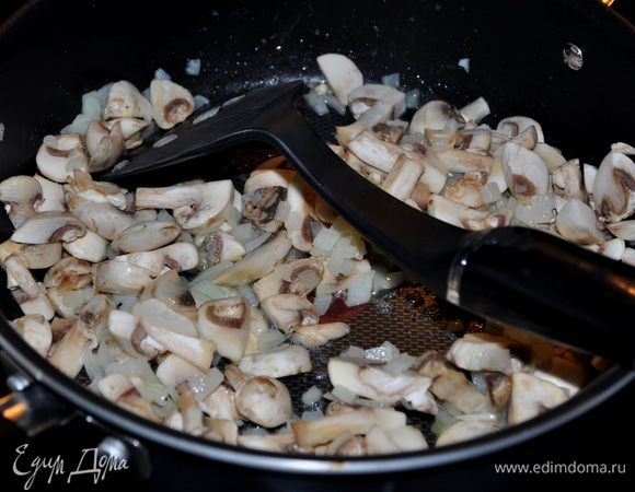 В другой сковороде разогреть масло и добавить лук,жарить примерно 4мин.до мягкого состояния.Затем грибы,посолить и поперчить.Жарить примерно 8-10мин.Добавить вино и готовить еще 4мин.Снять с огня переложить в блюдо,держать в хол-ке,если делать заранее или при комн.тем-ре,если делаете в один день. 