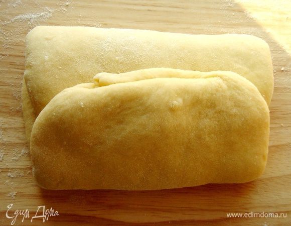 Теперь самое трудное! Тесто раскатать в одном направлении вверх-вниз (слоеное тесто можно раскатывать только в одном направлении, в противном случае слои пропадут). Не спешить и не давить на тесто скалкой, иначе масло вырвется наружу. Сложить верхнюю треть теста на среднюю, затем нижнюю треть — на верхнюю (см. фото). Убрать тесто в холодильник на 30 минут, накрыв полотенцем. Через 30 минут тесто уложить швом к себе и раскатать вверх-вниз и опять сложить втрое. Убрать в холодильник на 30 минут. Повторить процедуру еще раз. Тесто при всей осторожности все равно может порваться. Не страшно! Можно посыпать разрыв мукой и продолжить аккуратно раскатывать тесто.