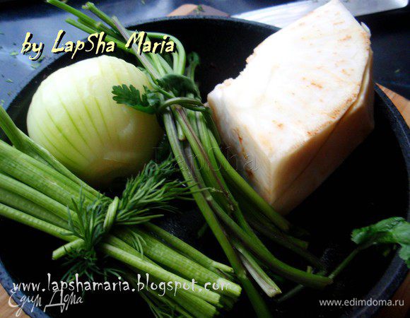 Итак, первым делом нам надо отварить бульон. Я не люблю очень наваристый и жирный бульон, поэтому предпочитаю использовать филейную часть говядины, постную. Если вы любите более насыщенные бульоны, вы можете использовать тонкий или толстый край говядины. Мясо принято класть в холодную воду, чтобы мясо лучше отдало все свои соки в бульон. Но мне нравится, когда они отчасти остаются в мясе. Поэтому я кладу чистое и хорошо помытое мясо в кипящую воду. Аккуратно снимаю образующуюся пену. Если вы не успеваете снять всю пену, добавьте в бульон ложку холодной воды, это приостановит процесс кипения. Если вы дадите воде закипеть, то пену уже будет не снять. Добавим в бульон почищенную луковицу, корень сельдерея или петрушки, хвостики зелени, перевязанные одним из стеблей, чеснок, лавровый лист и перец. Снизим огонь до легкого бульканья и оставим бульон на час.  