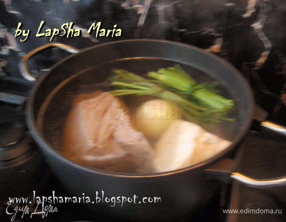 Через час, можно достать всё кроме мяса. Добавим ребрышки, соль и чабер. Оставим вариться ещё на 30-50 минут.