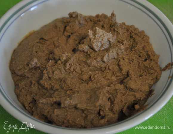 Подготовить печень ,если у вас не готовый паштет.Я делала домашний паштет из курин.печени.Кратко: печень пожарить на олив.масле, посолить,поперчить,добавить  кориандр,мускат.орех,белое вино 100мл.,тушим с вином около 10мин. Добавляем сливки 100мл.,готовим еще 2мин.Снять с огня и перемалываем  в блендаре,паштет готов.