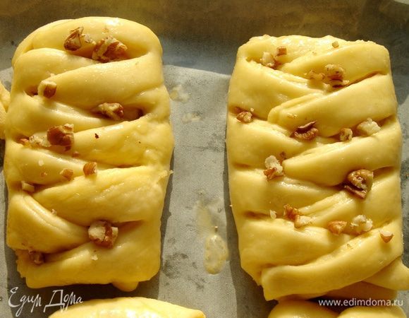 Готовые слойки уложить на противень, смазать льезоном и обсыпать молотыми орешками. Выпекать при 180°C около 35–40 минут. Готовые слойки полить кленовым сиропом. Приятного аппетита!