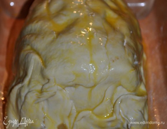 Закрываем осторожно со всех сторон тестом, если вам не хватило одного пласта,используйте второй.Грибы должны распределится поверх печени вместе с тестом.Концы можно смазать яйцом и поставить в холодильник на 2 часа или на ночь.