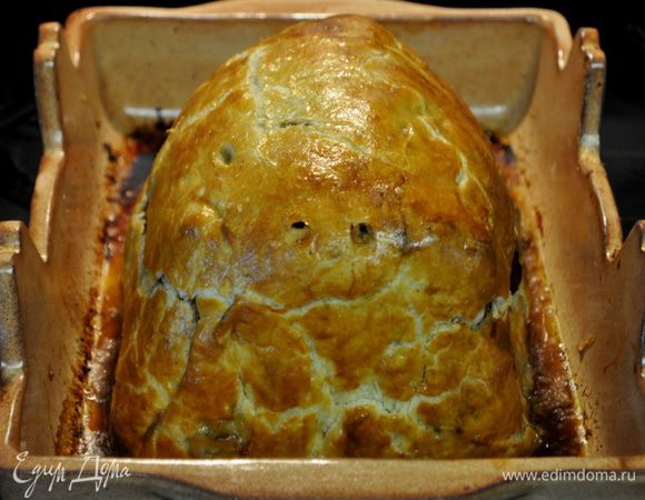 Разогреть духовку до 210-220гр. Достать говядину из хол-ка смазать яйцом,проколоть местами тесто, поставить в духовку, готовить около часа,мясо внутри должно быть розовым.В течение готовки можно прикрыть фольгой, чтоб тесто не сгорело.Перед подачей дать ему постоять 10мин и разрезать на порцион.куски осторожно.Подавать с любимым гарниром.