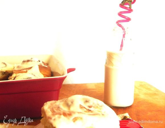 Мои впечатления: булочки лучше нарезать на 3 см рулеты и выкладывать на противень на расстоянии 2 см друг от друга,иначе булки "растут" вверх и серединку выдавливают. Булки должны быть щедро пропитаны кремом-глазурью, тогда они не черствеют и не заветриваются на следующий день. Не съеденные синнабоны хранить в холодильнике.